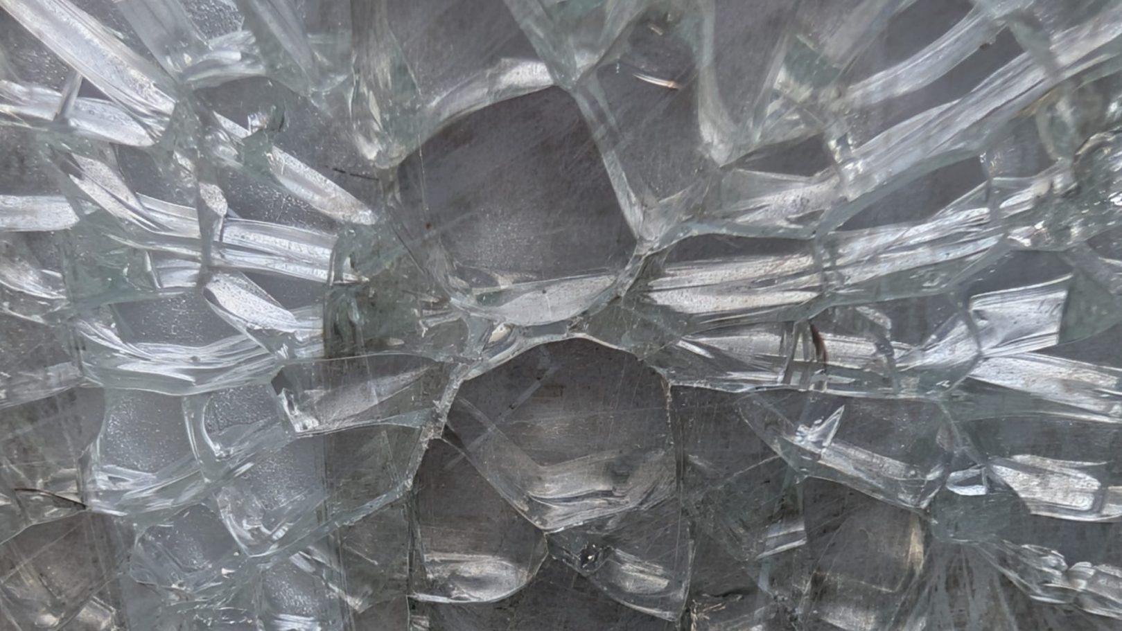 Nahaufnahme von transparenten, gewölbten Glasstrukturen mit kreisförmigen Öffnungen.