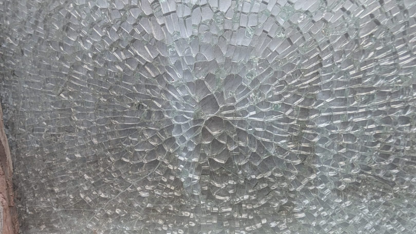 Texturierte Oberfläche mit vielen kleinen Erhebungen und einem zentralen Muster.